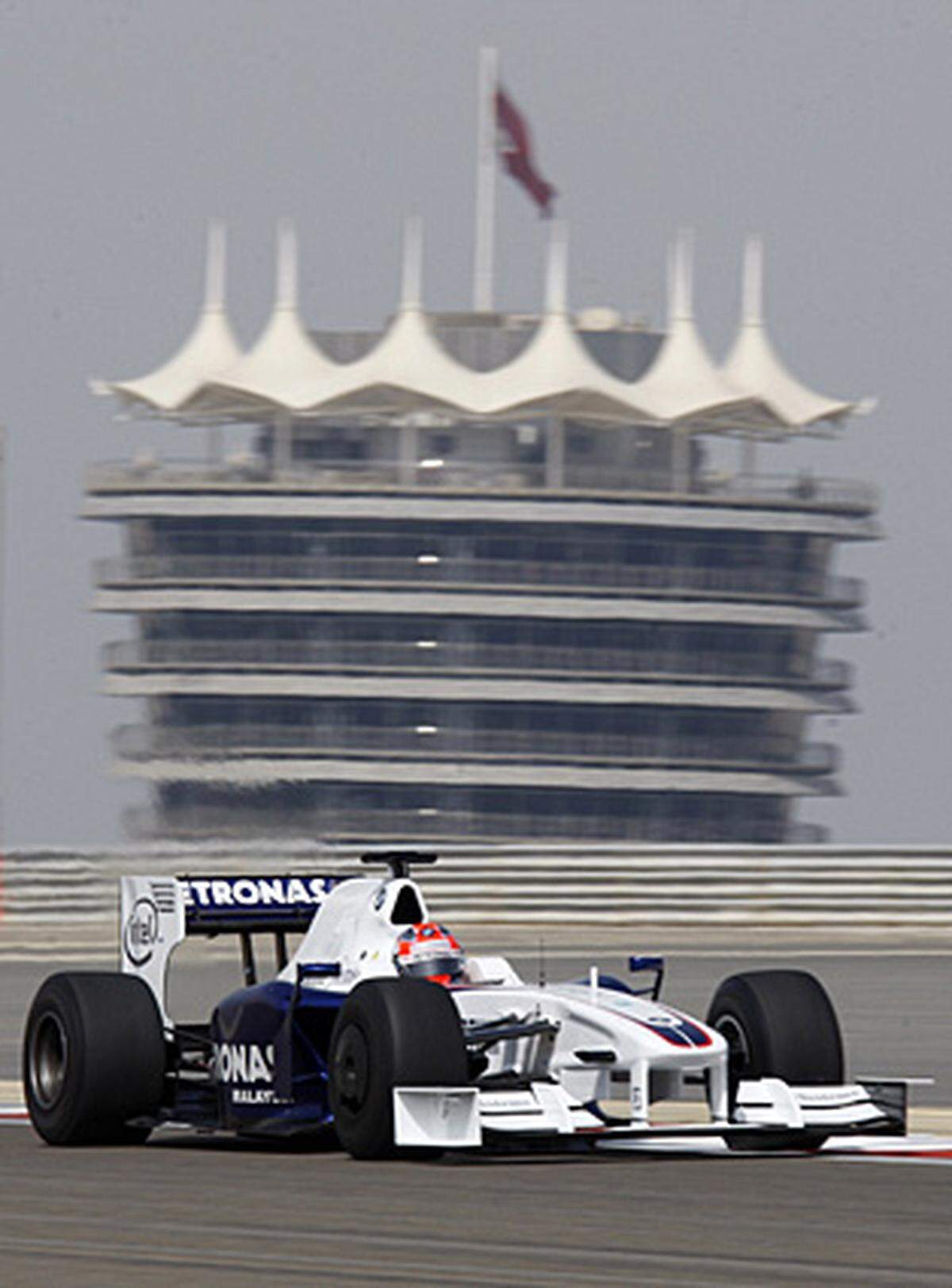 Auch in Bahrain erwartet die Formel-1-Piloten eine moderne Rennstrecke: Der Bahrain International Circuit wurde 2004 eröffnet. Durch seine Lage mitten in der Wüste hält er besondere Herausforderungen für Teams und Fahrer bereit. Die Strecke in Bahrain gilt als die sicherste der Welt.