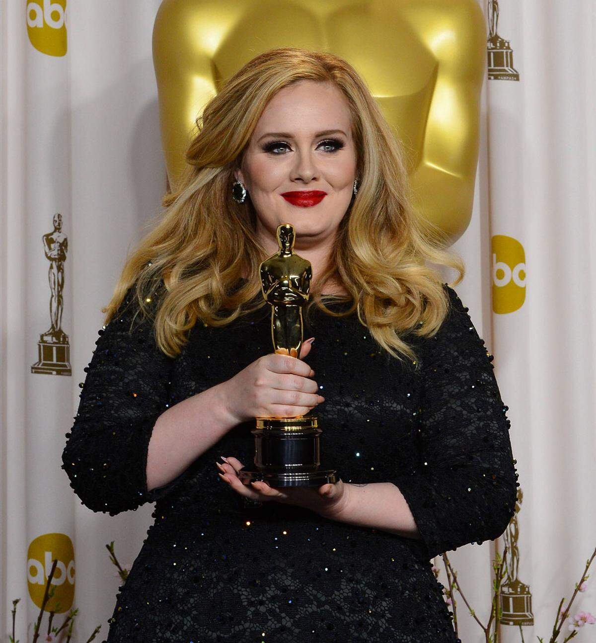 Sängerin Adele  setzte sowohl Oscar als auch ihre Maniküre in Szene.