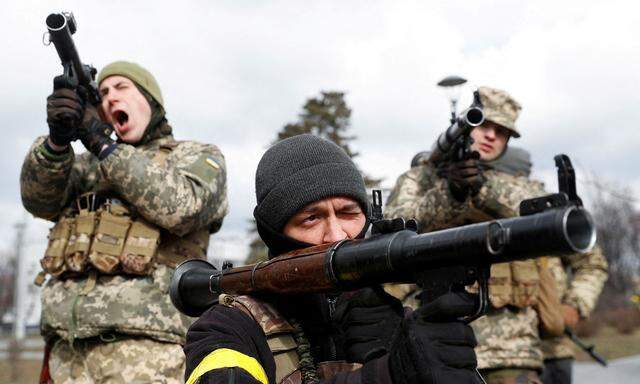 Vorbereitung auf den Kampf. Ukrainische Soldaten üben mit Panzerabwehrrohren in Kiew. 