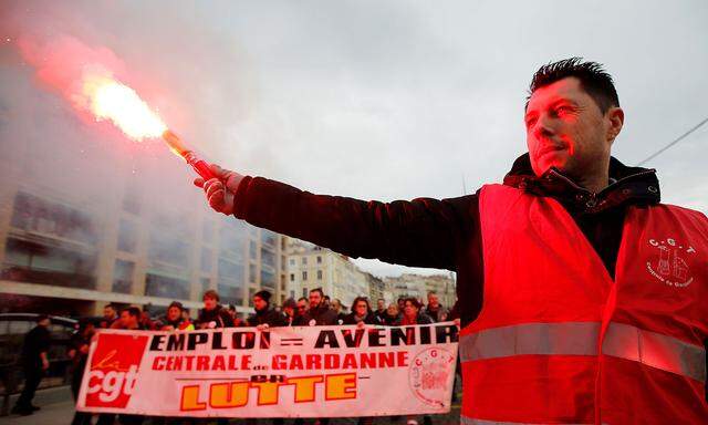 Nationwide strike in France against pensions reform plans
