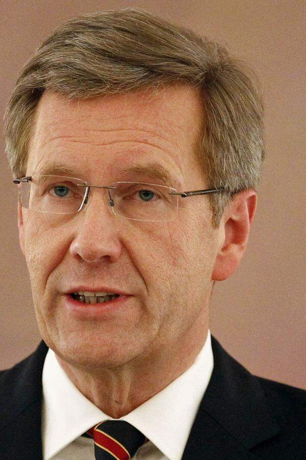 2010 war Wulff als Kandidat von CDU/CSU und FDP nach dem überraschenden Rücktritt von Horst Köhler im dritten Wahlgang von der Bundesversammlung gewählt worden. Sein von SPD und Grünen unterstützter Gegenkandidat war der ehemalige DDR-Bürgerrechtler Joachim Gauck, den sich laut Meinungsumfragen die Mehrheit der Bevölkerung als Staatsoberhaupt gewünscht hatte.