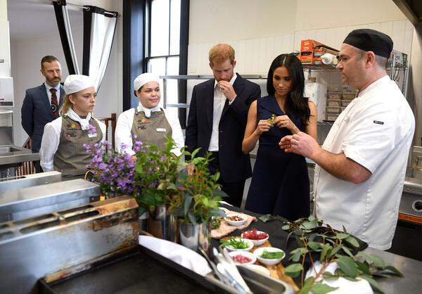 Im Anschluss ging es für das royale Paar in das Café Charcoal Lane, das Mentorin- und Trainingsprogramme für junge Aborigines anbietet.    