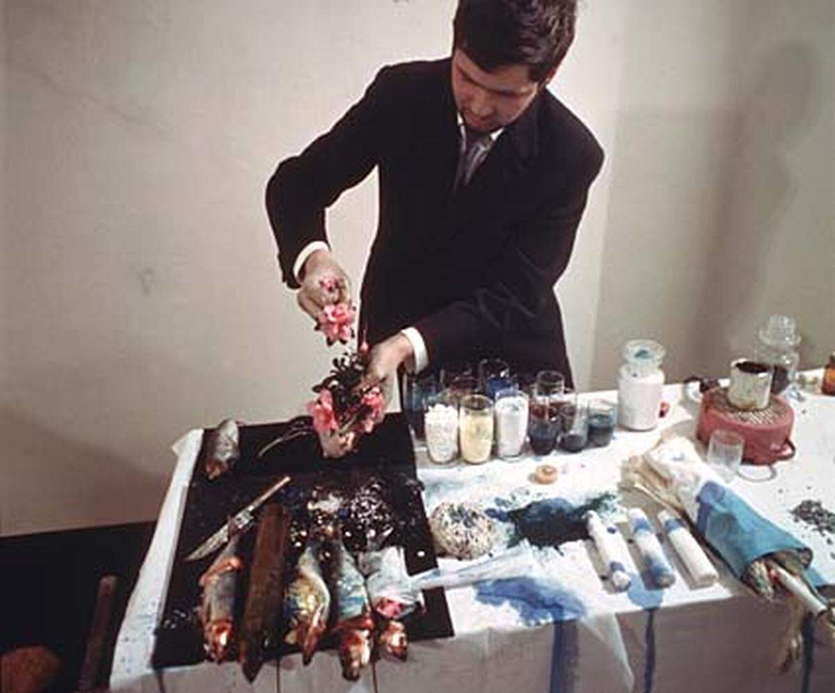Im Bild: Rudolf Schwarzkogler - 1. Aktion Hochzeit, Malaktion 1965 