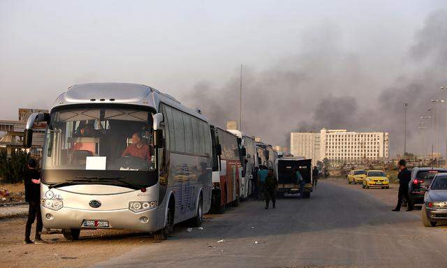 Kämpfer und ihre Familien verlassen Ost-Ghouta.