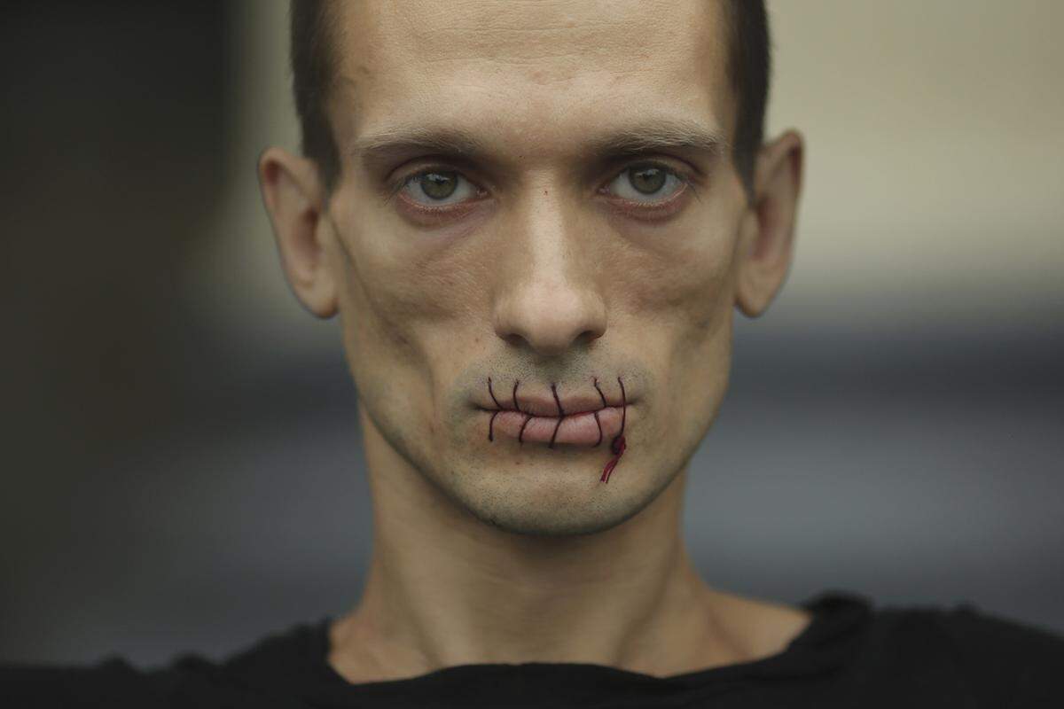 23. Juli, St. Petersburg, Russland. Der Künstler Pyotr Pavlensky demonstriert auf seine Art für die inhaftierten Mitglieder der Punkband "Pussy Riot".