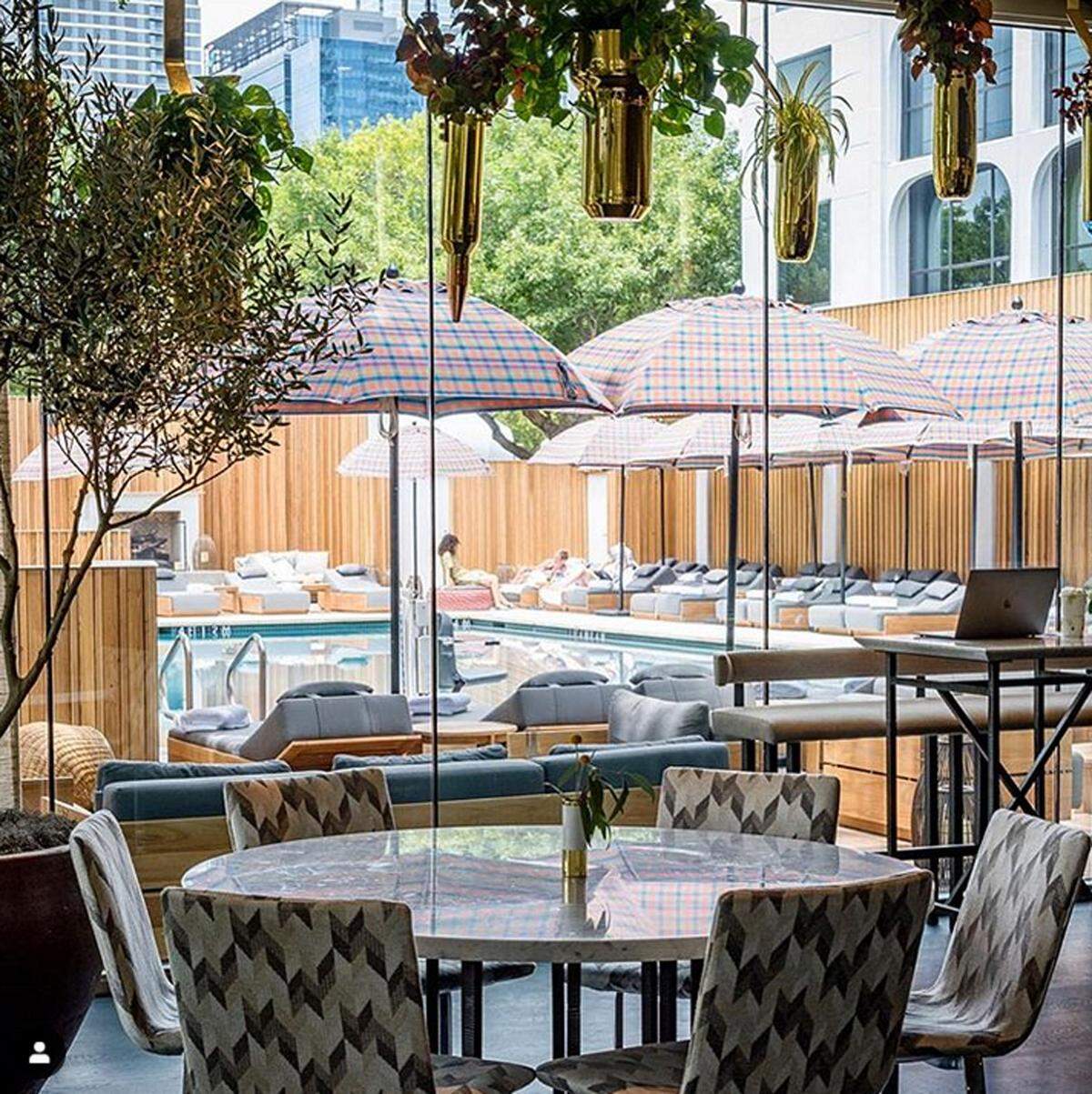 Die Rooftop-Cocktail-Lounge ist eines der Highlights des Hotels, das auch dafür sorgt, dass Downtown Austin neuen Aufwind bekommt. Der dynamischen Musik- und Kunstszene der Stadt wird man zudem mit einem Artist in Residence Programm gerecht.