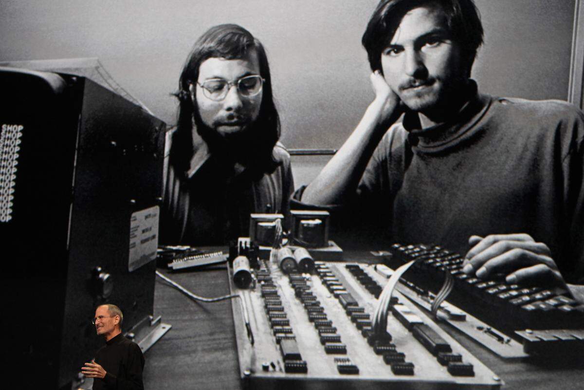 Die Karriere des 56-Jährigen war steil. Der Sohn von Adoptiveltern startete zusammen mit seinem Freund Steve Wozniak in den späten 70er Jahren in der Familiengarage die Apple-Erfolgsgeschichte. Der zweite Computer - der Apple II - brachte einen Technologiesprung und zeigte bereits das Potenzial der damals kleinen Firma. Mit dem Börsengang 1980 wurde der Studienabbrecher zum Multimillionär.