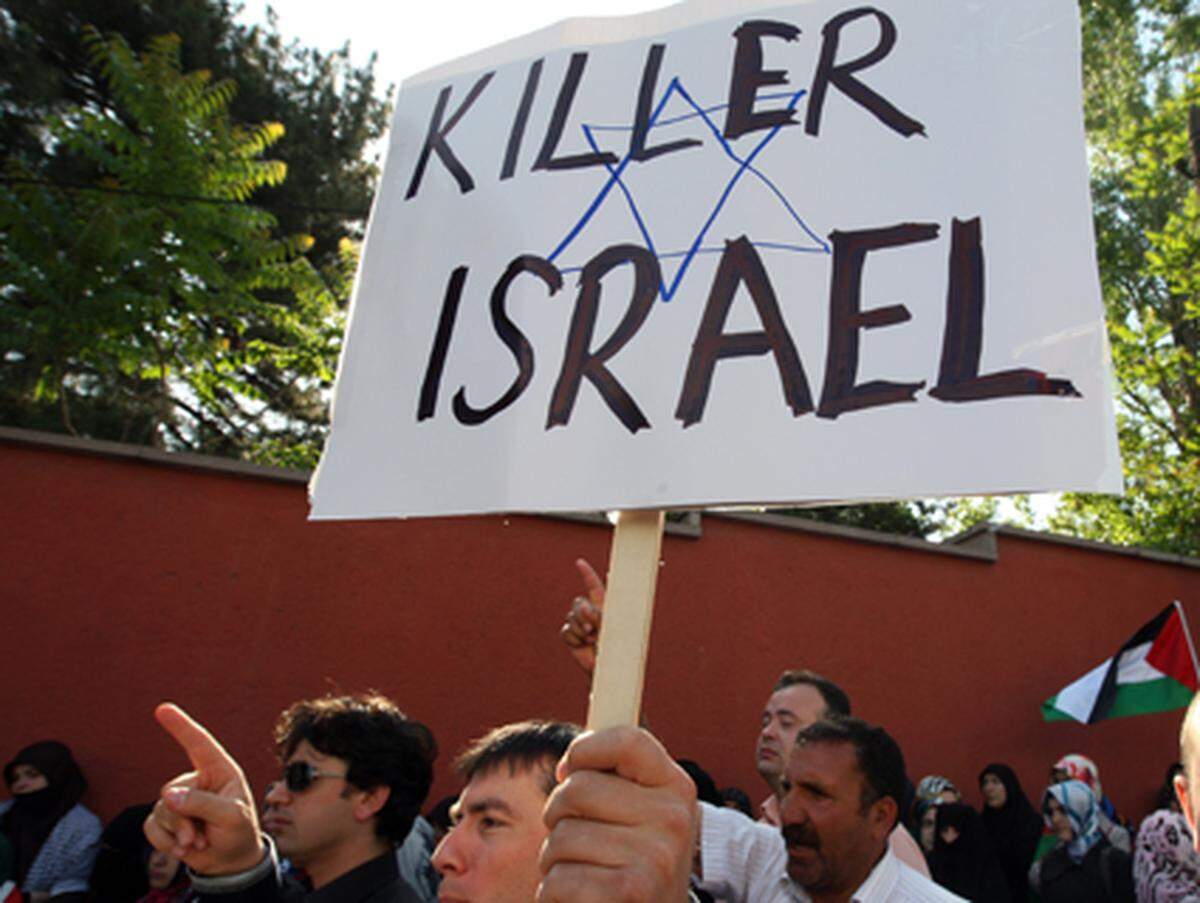 Vor den israelischen Botschaften in Ankara, Beirut und anderen Städten protestierten hunderte Menschen gegen das Vorgehen Israels.
