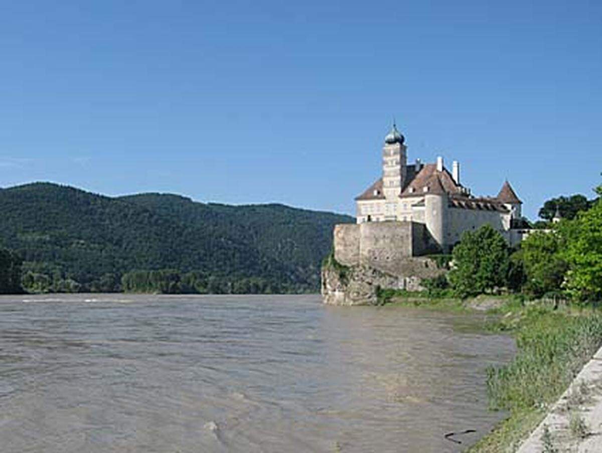 Von Gerolding führt der Weg bergab zur Donau beim Schloss Schönbühel. Über Hub und durch die Steinwandleiten noch ein letzter Anstieg auf den Spielberg ...