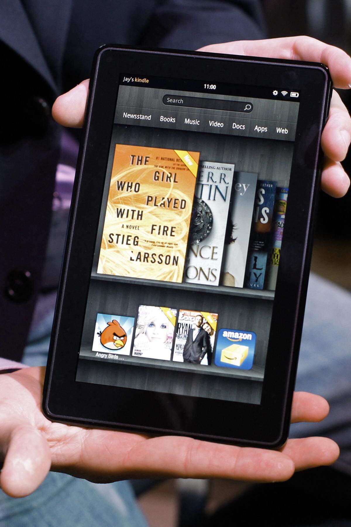 Unter der Haube des 7-Zoll-Tablets steckt eine beinahe zur Unkenntlichkeit veränderte Version des Google-Betriebssystems Android. Seinen Wurzeln als Buchhändler verleiht der Konzern in der Gestaltung des Homescreens als Bücherregal Ausdruck.
