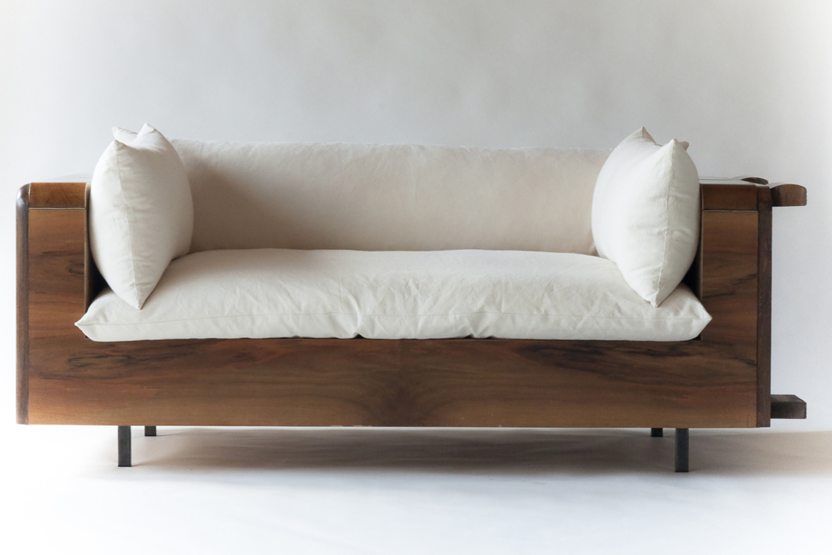 Wäre da nicht der Name des Schöpfers, Erwin Wurm, man hielte es für ein Designersofa.