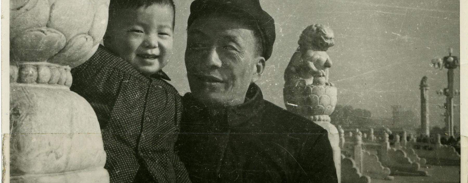 Ai Qing mit Sohn Ai Weiwei im November 1959 am Tian'anmen-Platz in Peking vor seiner Abreise ins Exil nach Xinjiang.