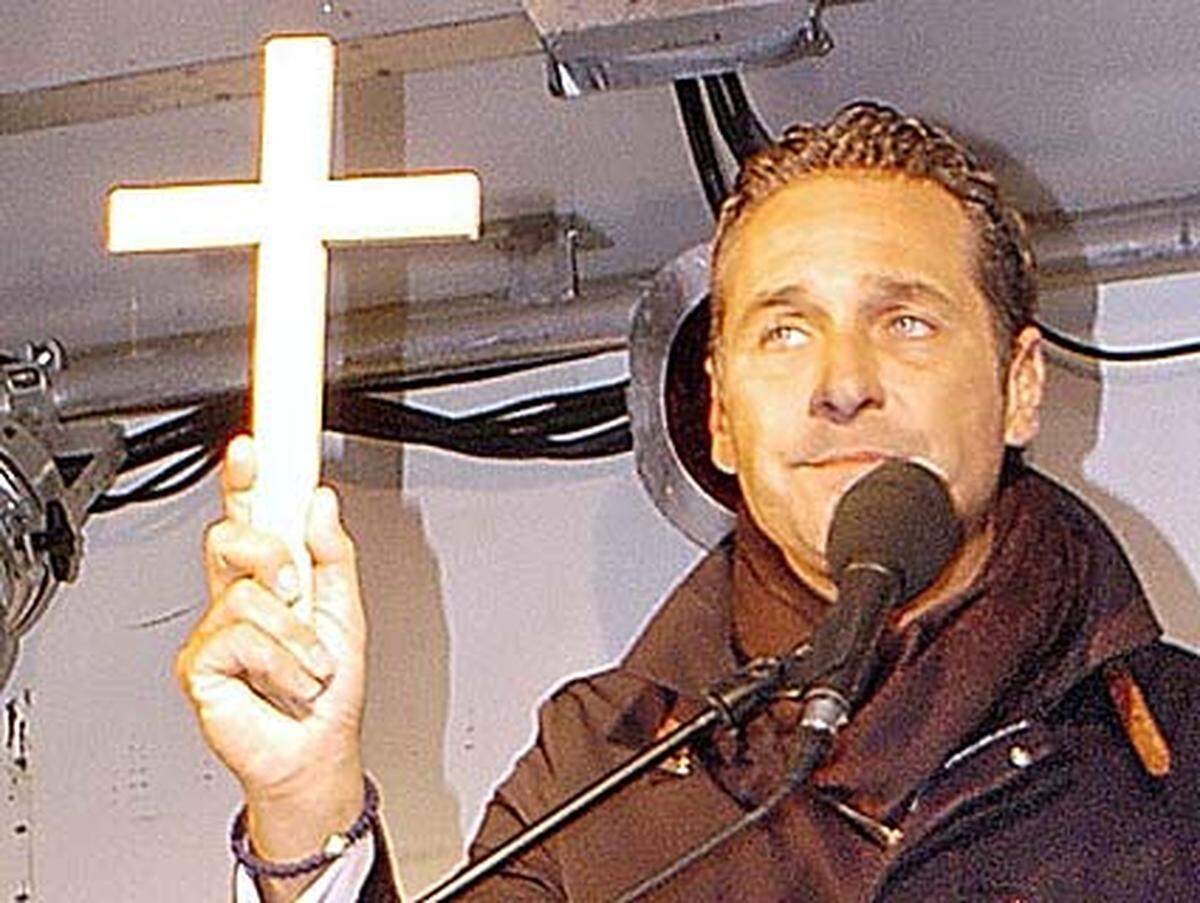 Einer der ersten Kritiker war FPÖ-Chef Heinz-Christian Strache, der das Kreuz in Schulklassen als "wesentlichen Teil unserer österreichischen Tradition und Identität" bezeichnete.
