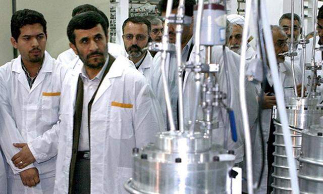 Iran Ahmadinejad belaedt Atomreaktor