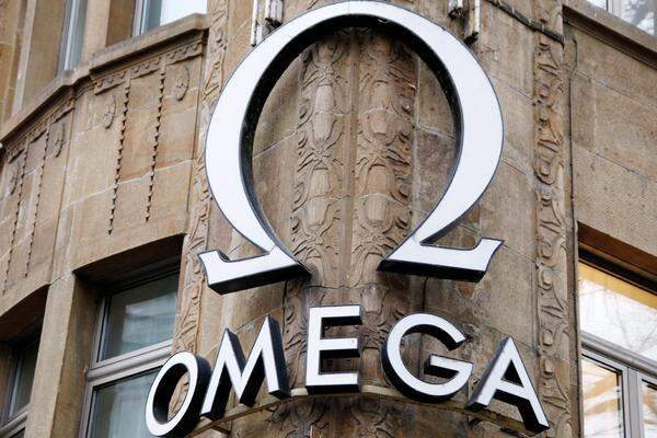 Die Uhrenmarke Omega gehört heute zur Swatch-Gruppe: Gegründet als Uhrenmanufaktur 1848 in La Chaux-de-Fonds wurde die Uhren ab 1894 unter dem Namen "Omega" verkauft. Das Logo ist dem letzten Buchstaben des griechischen Alphabets entlehnt, dem Buchstaben Omega, der metaphorisch für "Vollendung" steht. 