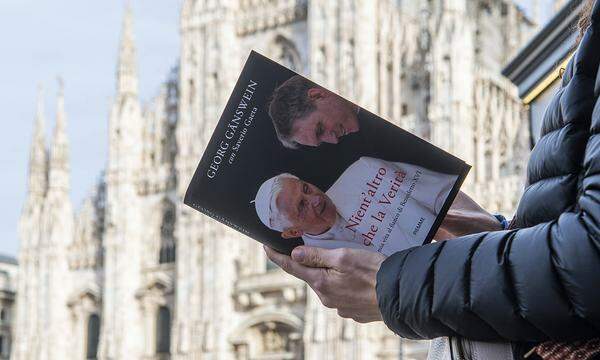 Piazza Duomo Mondadori bookshop, Nothing but the truth Book by Georg Gänswein, on Pope Benedict XVI, Joseph Ratzinger Ed