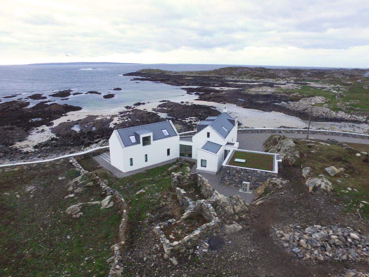 Das Architekturbüro Peter Legge Associates zeichnet für das im Jahr 2020 erbaute Einfamilienhaus in Connemara (Irland) verantwortlich.