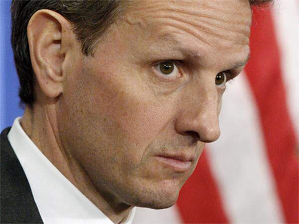 Der damalige New Yorker Fed-Chef und nunmehrige Finanzminister Timothy Geithner stellt daher klar: "Diesmal wird es keine öffentlichen Gelder für eine Bankrettung geben".Am 13. September sieht es so aus, als wäre eine Lösung gefunden: Jede der anwesenden Banken ist bereit jeweils eine Milliarde in die Hand zu nehmen, um Lehman doch noch zu retten. Es geht um insgesamt rund 10 Milliarden.