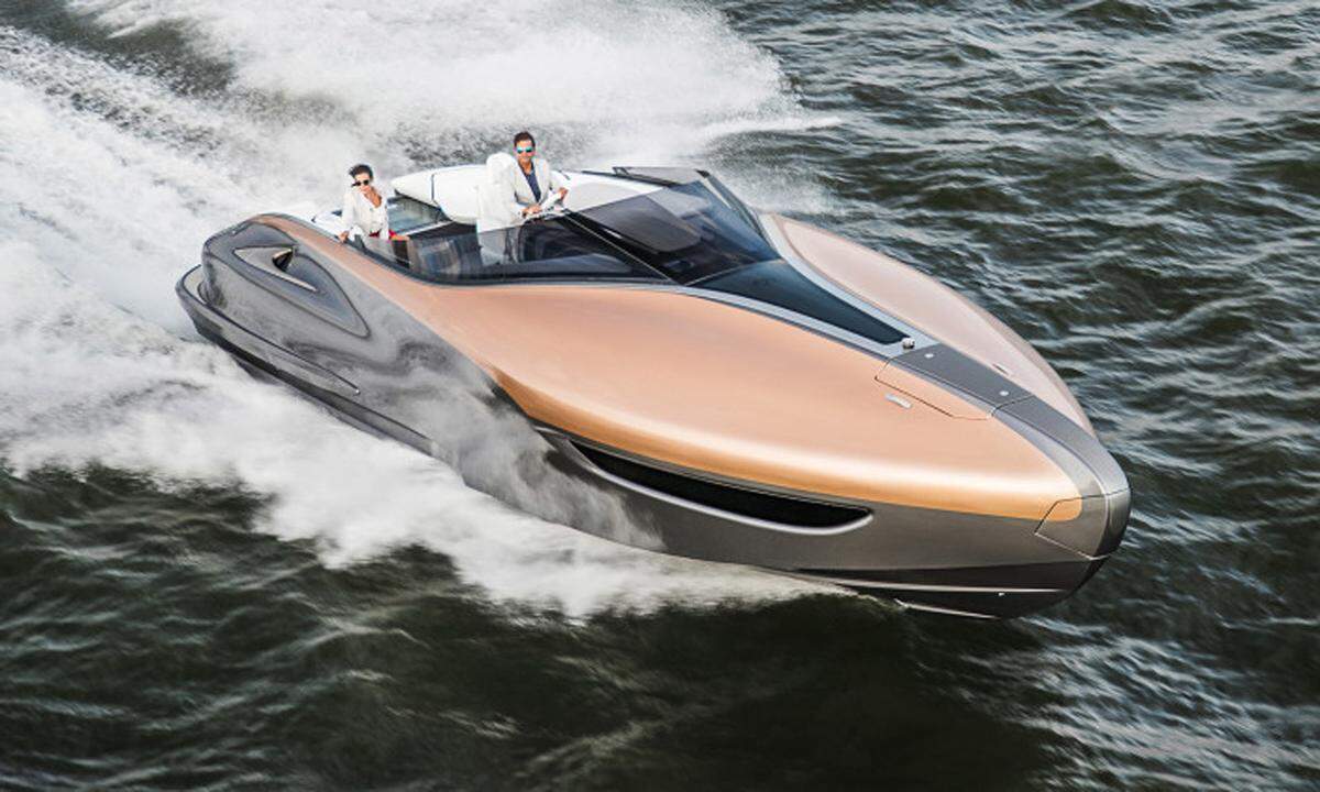 Eher als Image-Konzept gedacht ist ein von Toyotas Edelmarke Lexus Anfang 2017 vorgestelltes Sportboot, das von Marquis Yachts gebaut wurde. Lexus hat der fast 13 Meter langen Hightech-Yacht eine besondere Designnote verpasst und Wert auf gehobene Ausstattung gelegt.