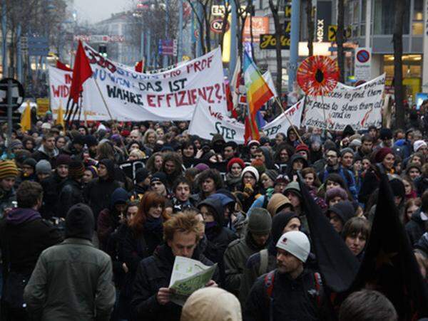 Nach der Auftakt-Kundgebung und einem kleinen Tänzchen (zum Aufwärmen) ziehen die Studenten über die Mariahilfer Straße ...