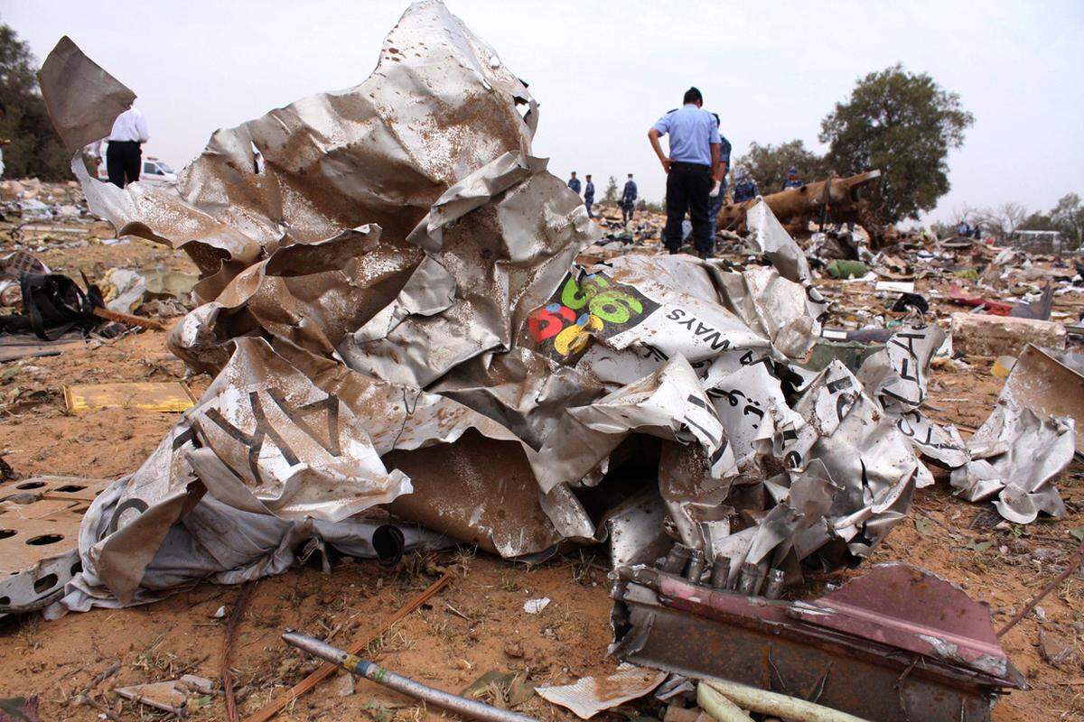 Ein Airbus A330-200 der Afriqiyah-Airways stürzt im Landeanflug auf den Flughafen in Tripolis (Libyen) ab. 103 Personen kommen ums Leben, ein Bub überlebt.