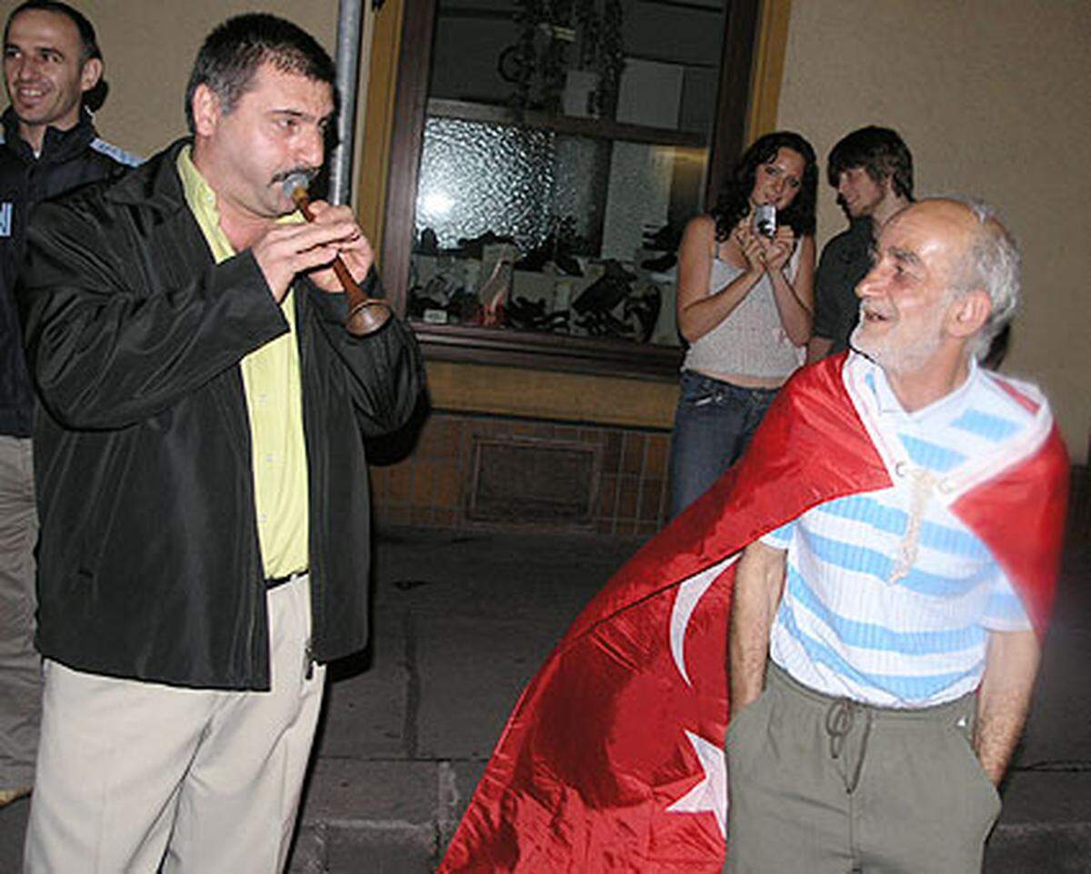 Diese beiden Herren gingen das Feiern ruhiger an - mit hausgemachter traditioneller türkischer Musik.