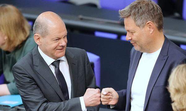 Die SPD und Kanzler Olaf Scholz (li.) müssen in den Umfragen Verluste hinnehmen - anders sieht es bei den Grünen von Robert Habeck aus.