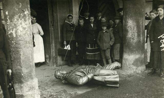Die Statue Kaiser Josephs II. in Graz wurde im März 1919 von betrunkenen SHS-Soldaten zerstört.