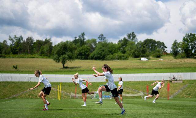 In Bad Tatzmannsdorf bereitete sich Österreichs Frauen-Nationalteam auf die EM-Endrunde in England vor. Dort wartet am 6. Juli zum Auftakt das Duell mit dem Gastgeber im Old Trafford.