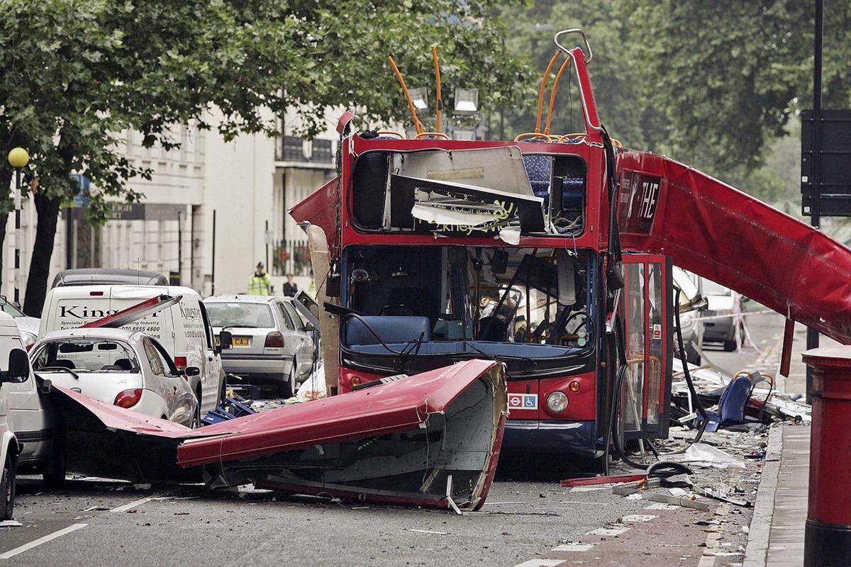 Auch in London ist das öffentliche Verkehrssystem Ziel eines Anschlags: Es kommt zu Explosionen in U-Bahnen und Bussen. Bilanz: 52 Tote, rund 700 Verletzte.
