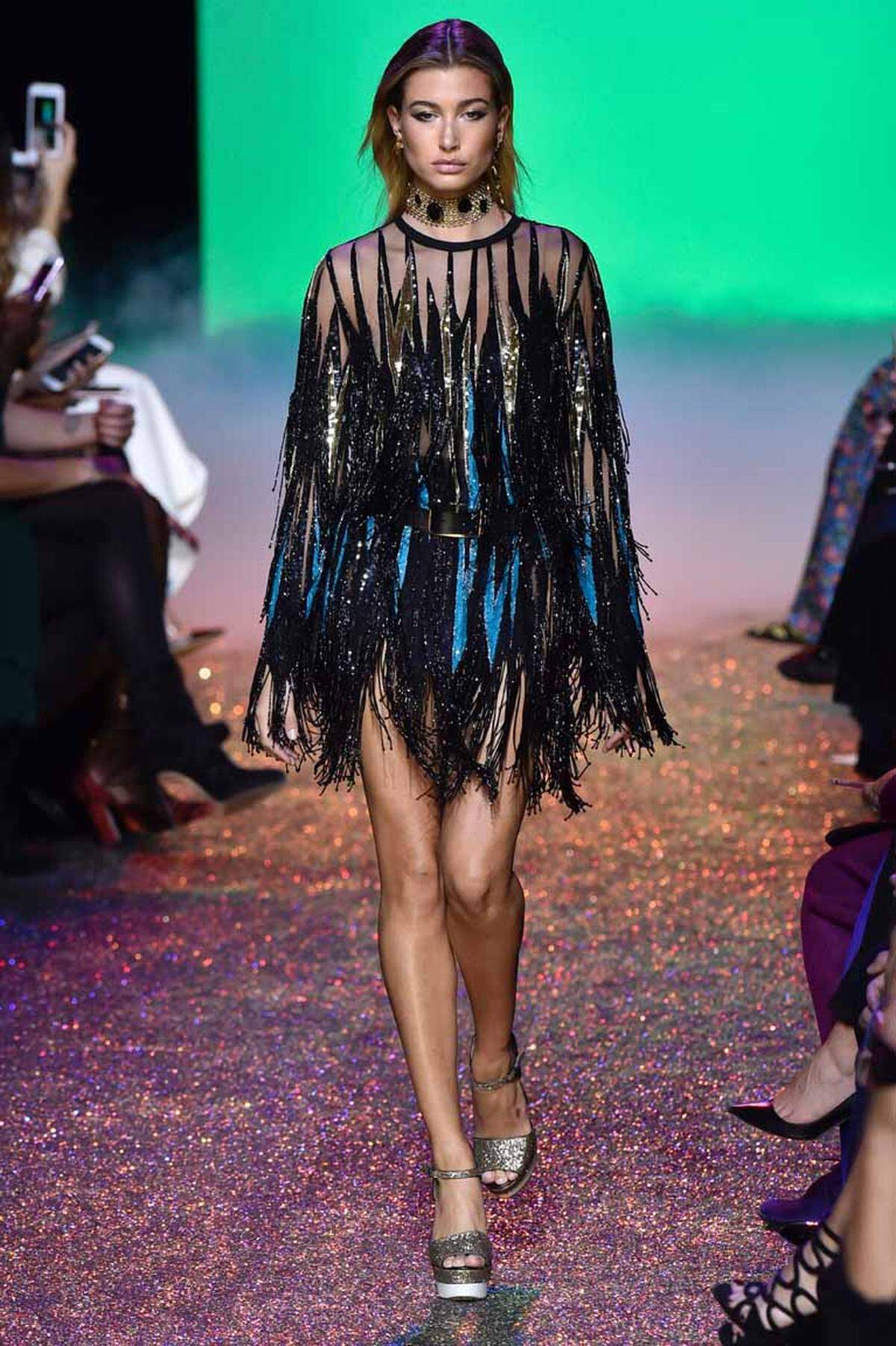 Elie Saab ließ es in dunklen Tönen glitzern.