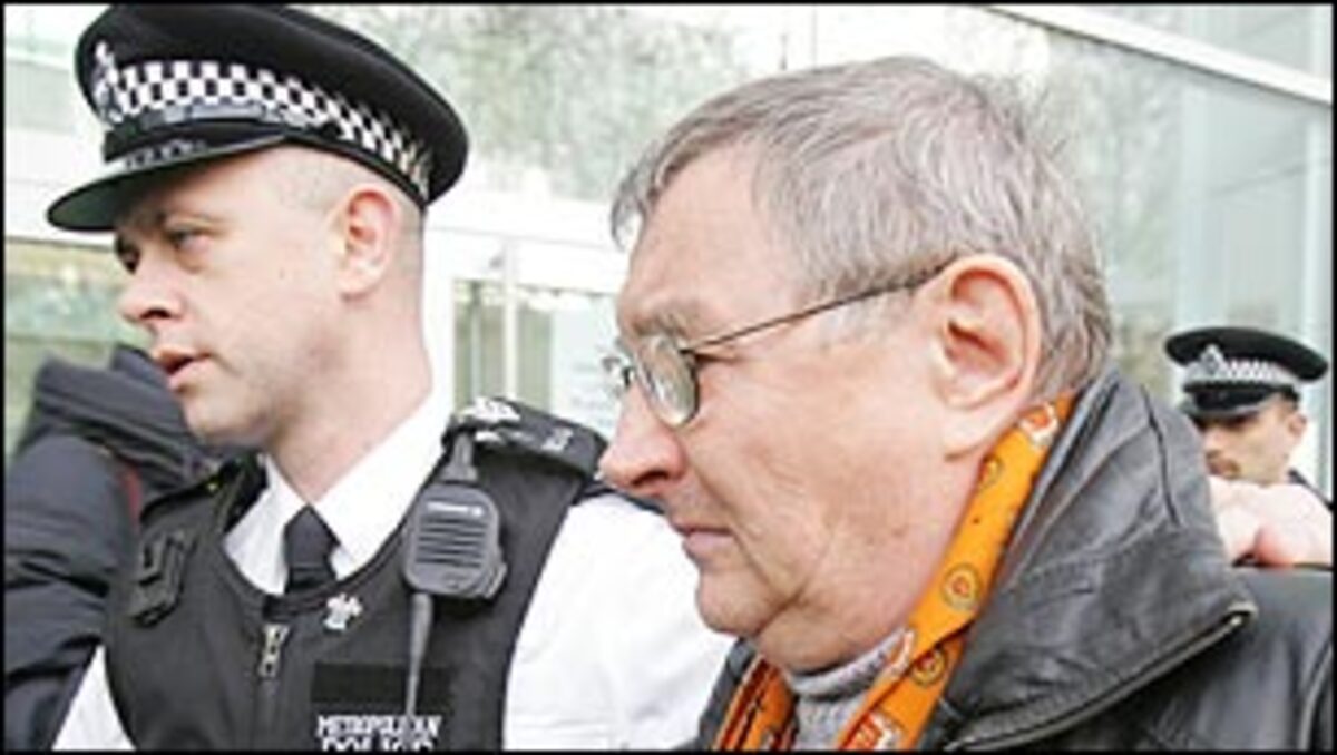 Litwinenko ist nach Erkenntnissen der britischen Gesundheitsbehörde mit radioaktivem Material vergiftet worden. Im Urin Litwinenkos seien "hohe Konzentrationen" der radioaktiven Substanz Polonium entdeckt worden, teilte die britische Behörde für Gesundheitsschutz mit.Litwinenkos Vater trauert um seinen Sohn