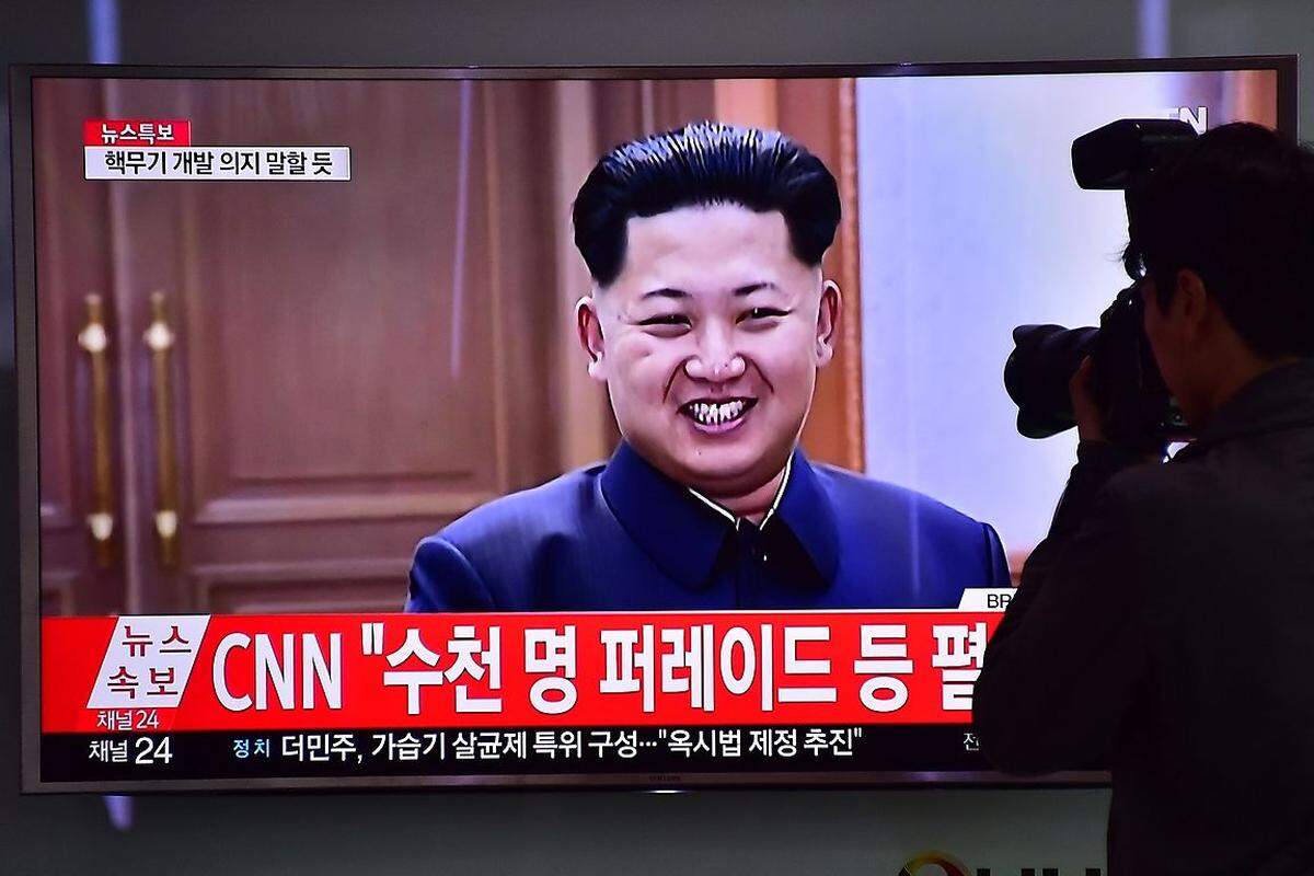 Der 33-jährige Diktator Kim Jong-un (hier im südkoreanischen Fernsehen) soll eine Rede halten. Beobachter im In- und Ausland werden genauestens darauf achten, ob sie Hinweise auf einen Politikwandel oder personelle Veränderungen in der nordkoreanischen Führung enthält.