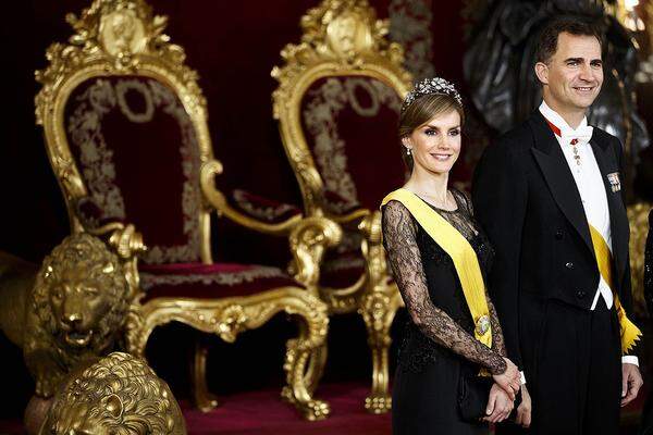 Die Krönungszeremonie am 19. Juni war schlicht geplant: ohne ausländische Staatspräsidenten oder Vertreter anderer Königshäuser. Spaniens neuer König Felipe VI. möchte gleich zu Beginn seiner "Regentschaft" den Weg der Sparsamkeit gehen.