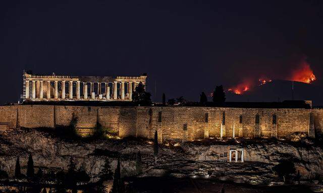 Auch hinter dem Tempel Parthenon auf der Athener Akropolis hat der Wald Feuer gefangen.