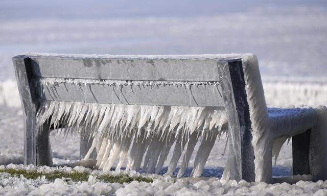 Der Neusiedler See ist zwar zugefroren, aber zum Eislaufen nicht offiziell freigegeben.