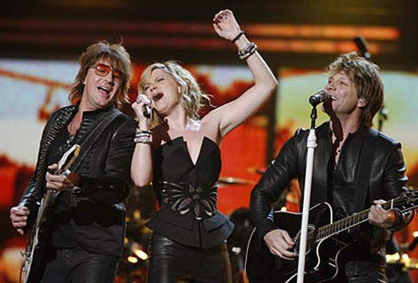 Richie Sambrora und Jon Bon Jovi holten sich Unterstützung von Sängerin Jennifer Nettles.
