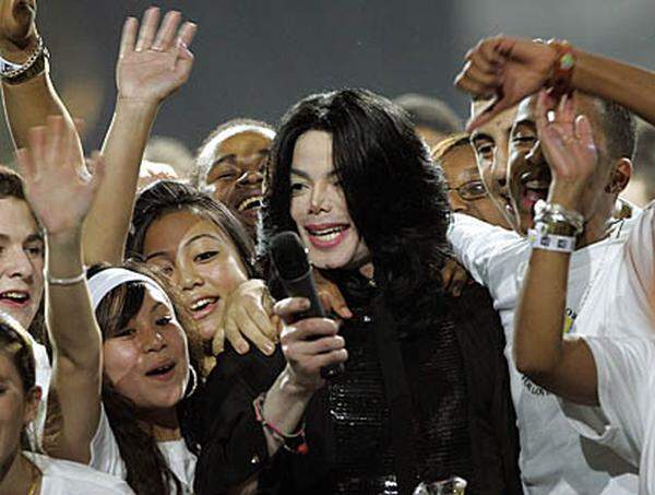 Der Medienbranche führte Jacksons Tod den unaufhaltbaren Siegeszug des Internet vor Augen: Der Internetdienst "tmz.com" meldete am 25. Juni 2009 um 14.20 Uhr Ortszeit: "Michael Jackson gestorben". Selbst die Gerichtsmediziner waren sechs Minuten später dran: Um 14.26 Uhr (23.26 Uhr MESZ) wurde der "King of Pop" von der Ärzten der Uniklinik in Los Angeles offiziell für tot erklärt.