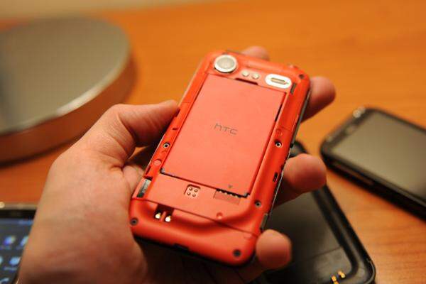 Unter der Akkuabdeckung verbirgt sich HTC-typisch eine knallige Farbe. Inzwischen ist man vom Gelb weggegangen und setzt auf Rot. Zumindest für dieses Modell.