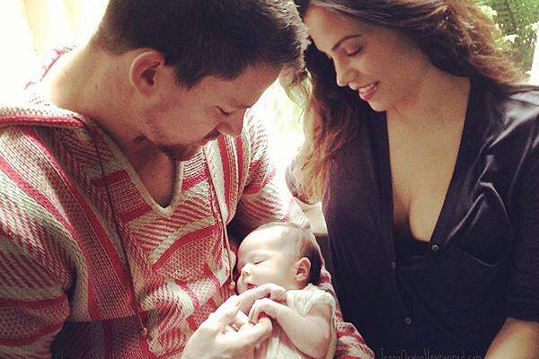 Auch Channing Tatum und seine Frau Jenna haben am 31. Mai 2013 Nachwuchs bekommen. Hier haben sie die zwei Wochen alte Tochter Everly der Öffentlichkeit präsentiert. Nicht etwa in einem Klatschmagazin, sondern via Facebook.