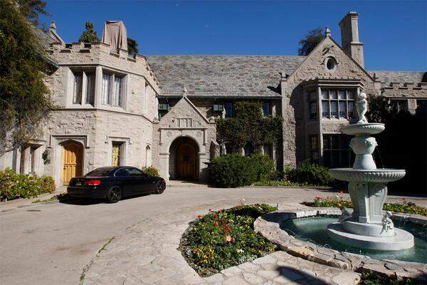 Und so sieht der Hasenstall aus, einen Teil der berühmt-berüchtigten Playboy-Mansion hat Hugh Hefner aber bereits verkauft, weil seine Söhne Marston und Cooper das Elternhaus verlassen haben um aufs College zu gehen.