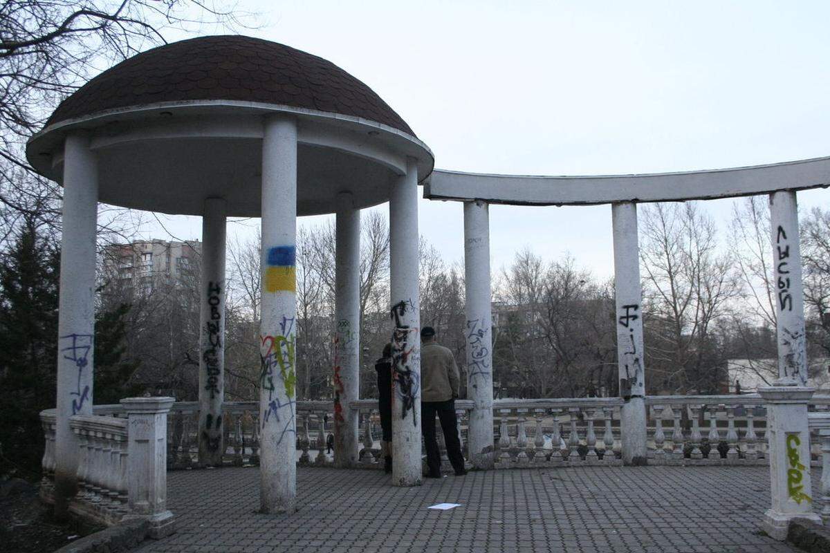 Auf dieser Rotunde im städtischen Park in Simferopol tauchen immer wieder die Farben der ukrainischen Nationalflagge auf.