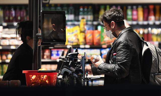 CORONAVIRUS: SUPERMARKT-BESUCH NUR NOCH MIT MASKEN