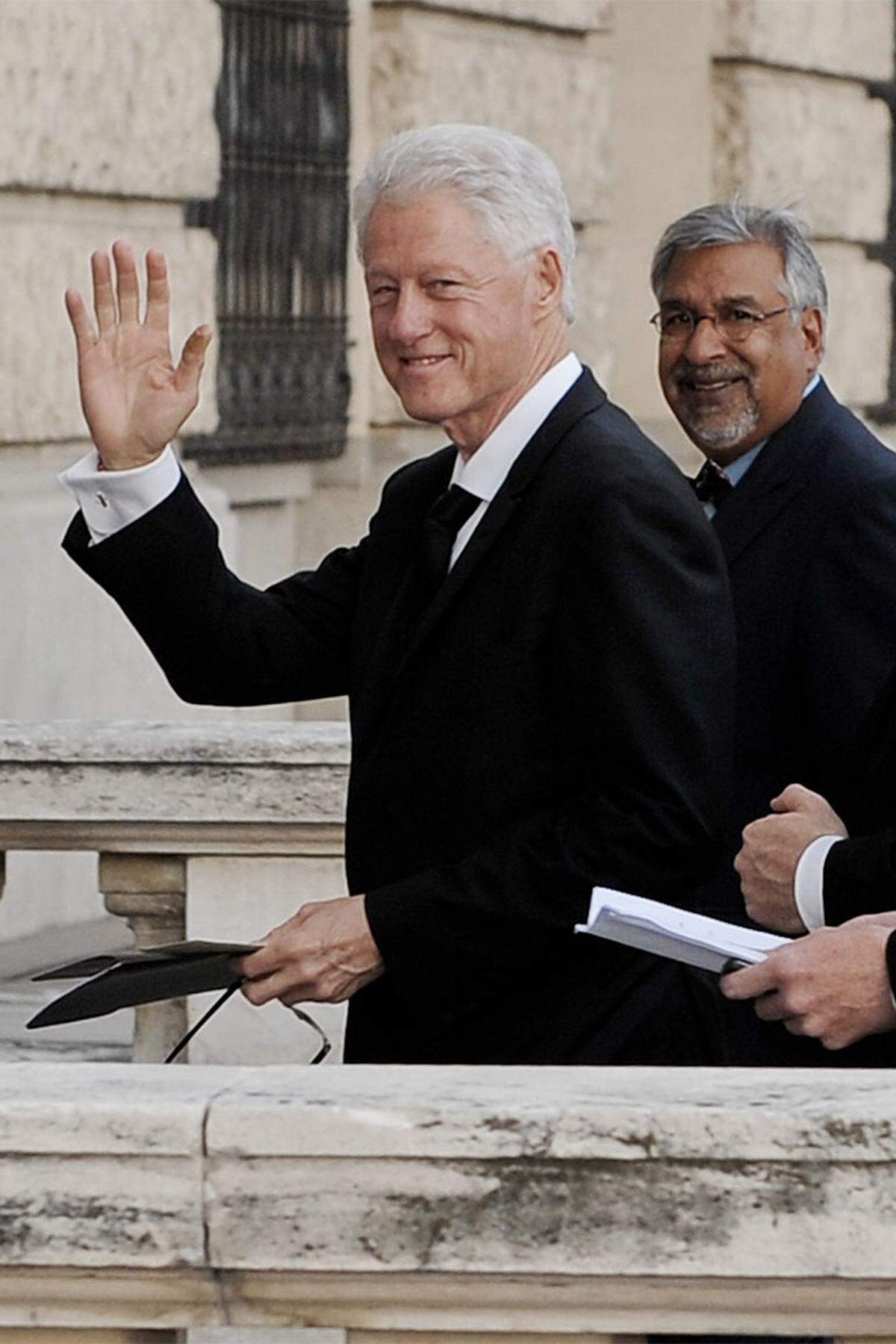 Bedingfield, Hearst, Shields hin oder her - er war der wahre Ehrengast des Abends - der frühere US-Präsident Bill Clinton nahm ebenfalls an der Gala teil, als Präsident der William J. Clinton Foundation sammelt er seit Jahren Geld für den Kampf gegen HIV/AIDS.