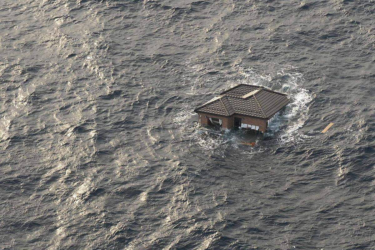 Dienstag (15. März): Die US-Marine veröffentlicht das Foto von einem Haus, das zwei Tage nach dem Tsunami im Pazifik treibt.