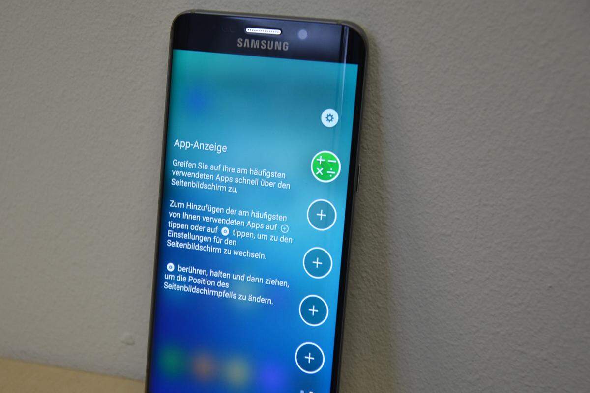 Da hilft auch nicht, dass man über den seitlichen Bildschirmrand neben Kontakten auch auf selbst gewählte Apps (bis zu 5) zugreifen kann. Vor allem nicht, wenn diese Funktion auch bereits für das Galaxy S6 Edge verfügbar ist.