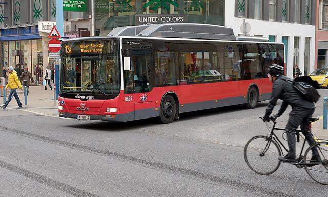 Archivbild:  Ein Bus der Linie 13A auf seiner neuen Route auf der Mariahilfer Straße.