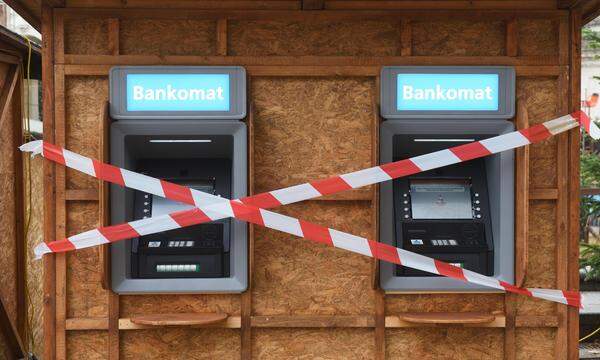 Ein Gesetz, das Banken verpflichtet, für eine bestimmte Anzahl an Geräten zu sorgen, gibt es in Österreich nicht. 