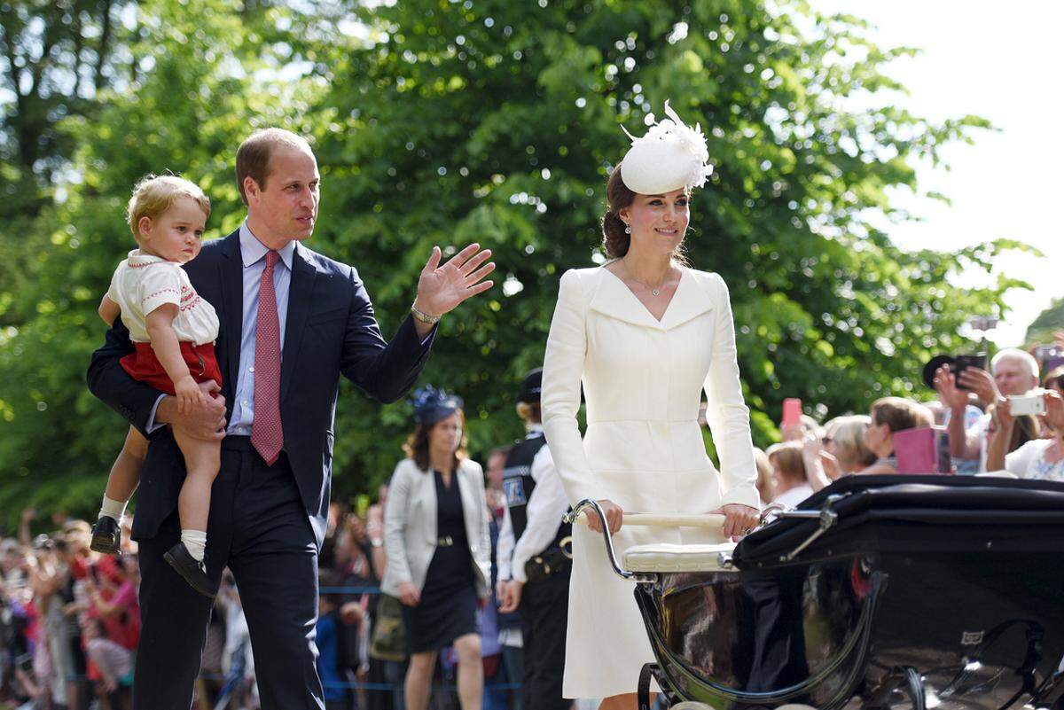 Trotz des vergleichsweise familiären Rahmens steckte die Zeremonie voller Symbolik. Nicht nur mit der Auswahl der Taufkirche zollte Prinz William seiner 1997 gestorbenen Mutter Prinzessin Diana Tribut.