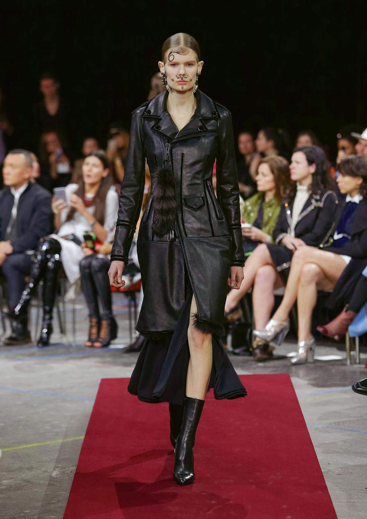 Ein Mantel im Stil einer Lederjacke hat Givenchy in petto.
